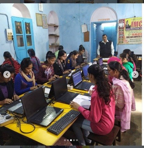 Active computer programming lab session at SRCC